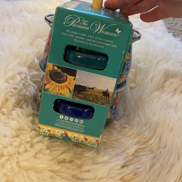 The Pioneer Woman Dazzling Dahlia Mini Dutch Ovens - Picture 4 of 12